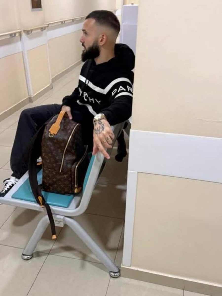 FOTO/ Po pret t'iu n&euml;nshtrohet vizitave mjek&euml;sore, ish-mesfushori