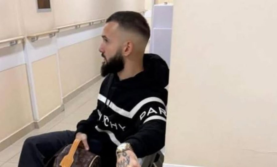 FOTO/ Po pret t'iu n&euml;nshtrohet vizitave mjek&euml;sore, ish-mesfushori