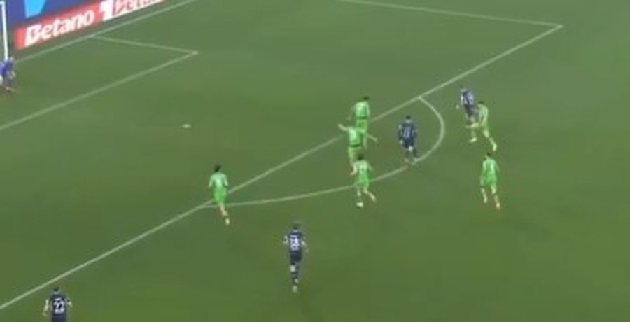 VIDEO/ Asllani spektakolar, &ldquo;&ccedil;on pesh&euml;&rdquo; stadiumin