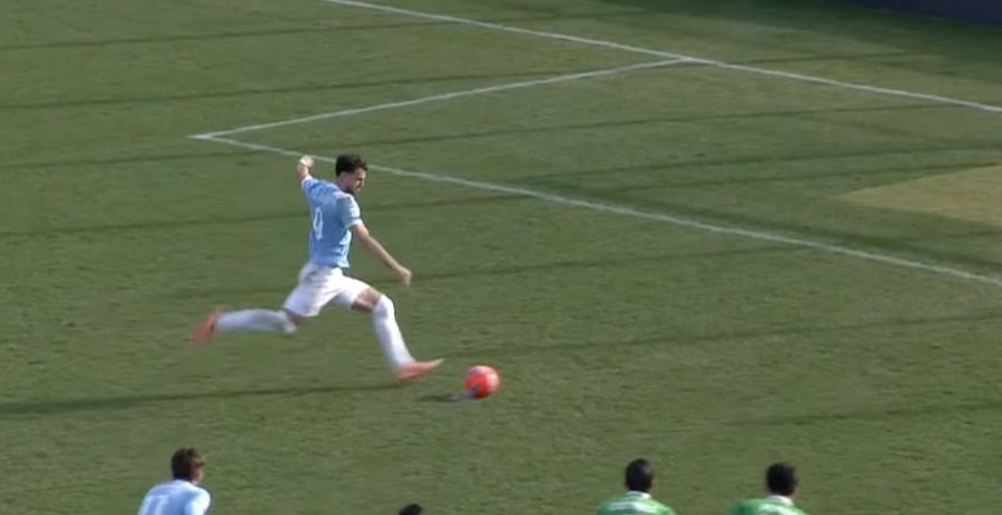 VIDEO/ Sulmuesi i Komb&euml;tares po &ldquo;&ccedil;mend&rdquo; Italin&euml;,