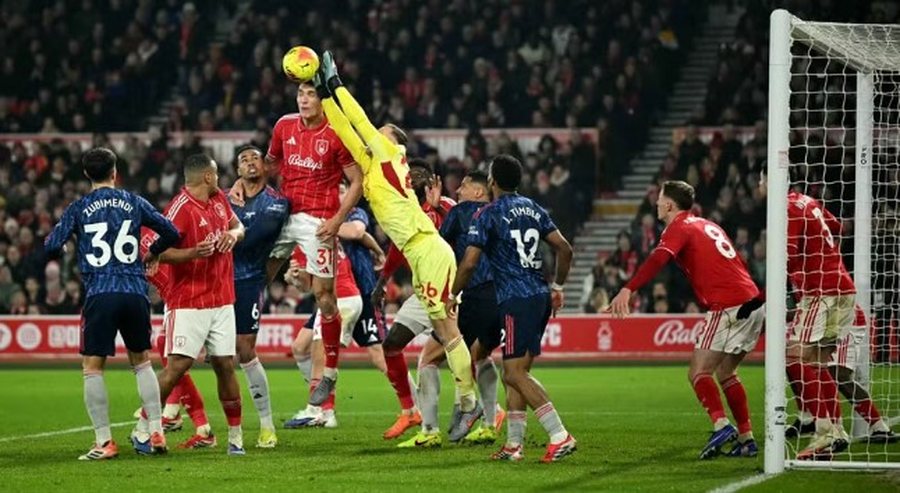 Rivaliteti n&euml; Premier League nuk njeh limite, e &ldquo;p&euml;son&rdquo;