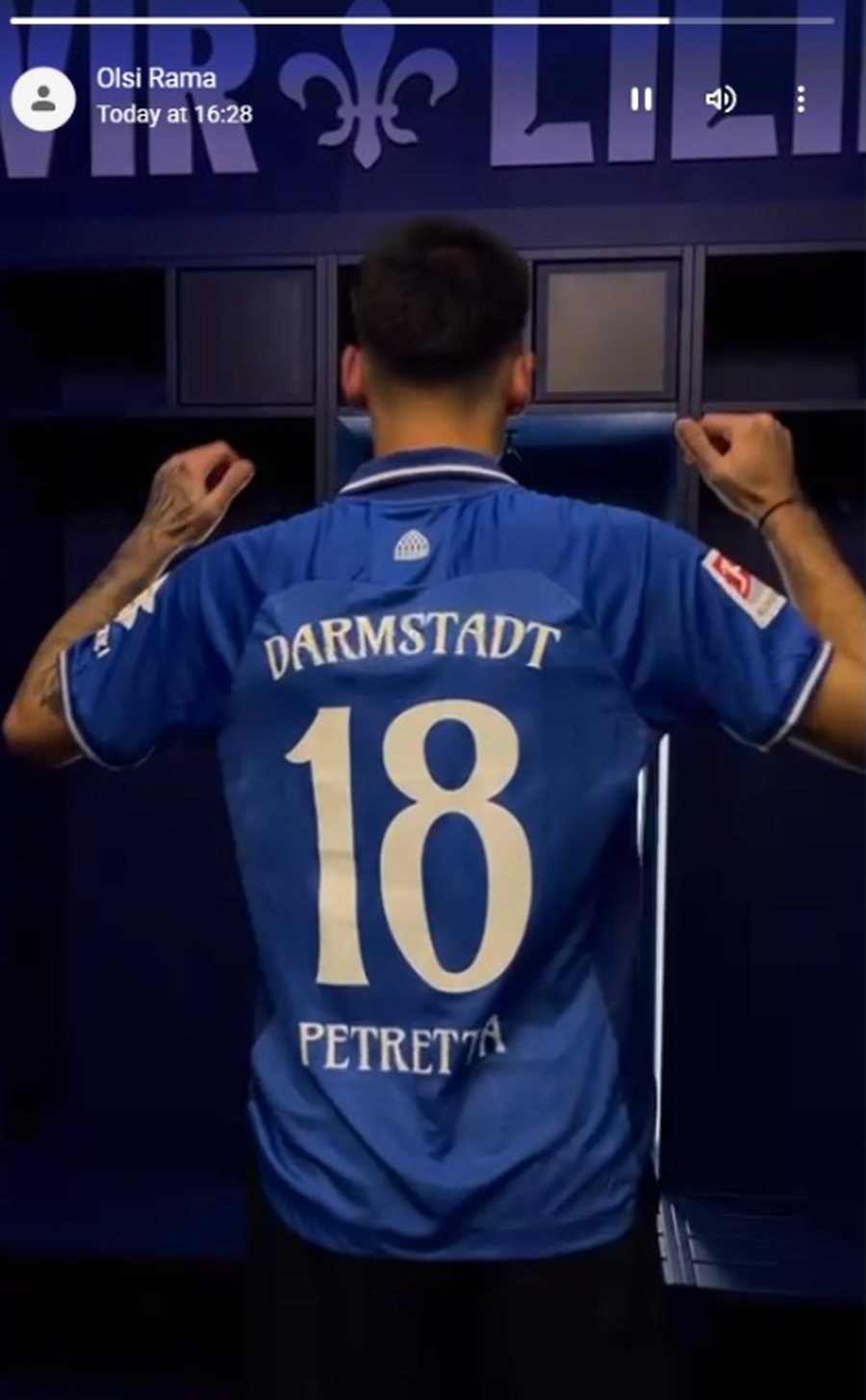 FOTOLAJM/ Te Partizani si drejtor i p&euml;rgjithsh&euml;m, Olsi Rama reklamon