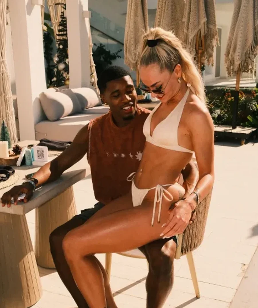 FOTO/ Mes puthjesh dhe dor&euml;n te vithet, &ldquo;futbollistja m&euml; seksi