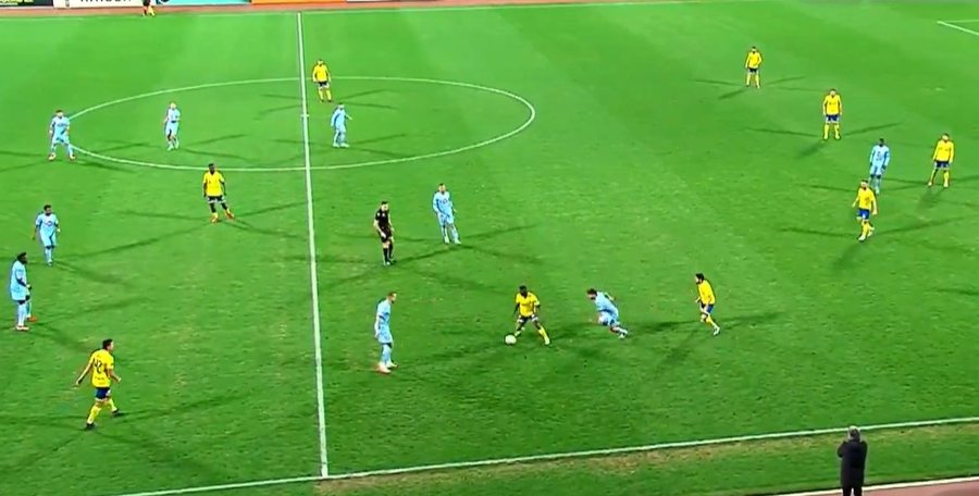 LIVE/ Elbasani nuk ka nd&euml;rmend t&euml; heq kemb&euml;n nga