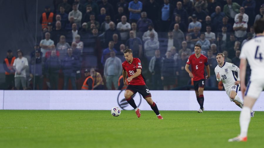 LEGJIONAR&Euml;T/ Hoxha, Muja dhe Shpendi shk&euml;lqejn&euml; me asiste,