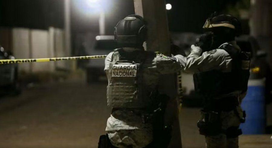 Sulm me arm&euml; n&euml; nj&euml; fush&euml; futbolli, 11 persona t&euml;