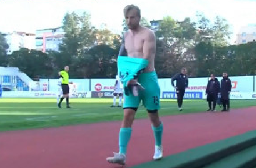 ZYRTARE/ Protestoi hapur ndaj skuadr&euml;s dhe braktisi ndeshjen, futbollisti