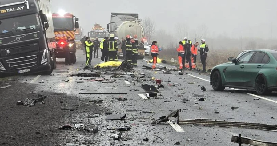TRAGJIKE/ Minibusi me tifoz&euml;t e PAOK p&euml;rplaset &ldquo;kok&euml;