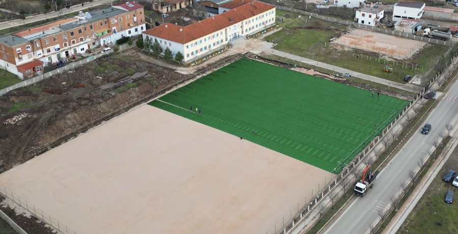 Dy fusha t&euml; reja, Federata Shqiptare e Futbollit s&rsquo;ndal investimet