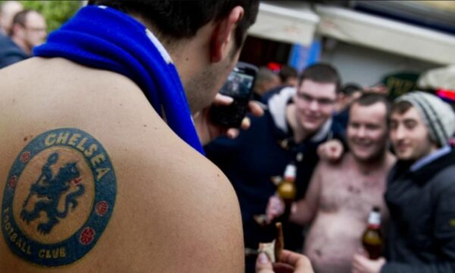 Alarmohet Chelsea, dy tifoz&euml; anglez&euml; plagosen n&euml; Napoli para