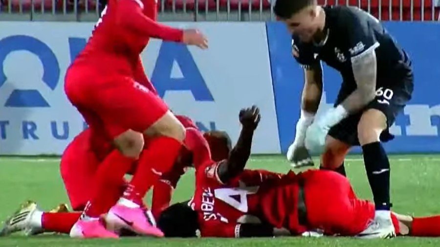 VIDEO/ Panik n&euml; stadiumin "Arena e Demave", futbollisti i