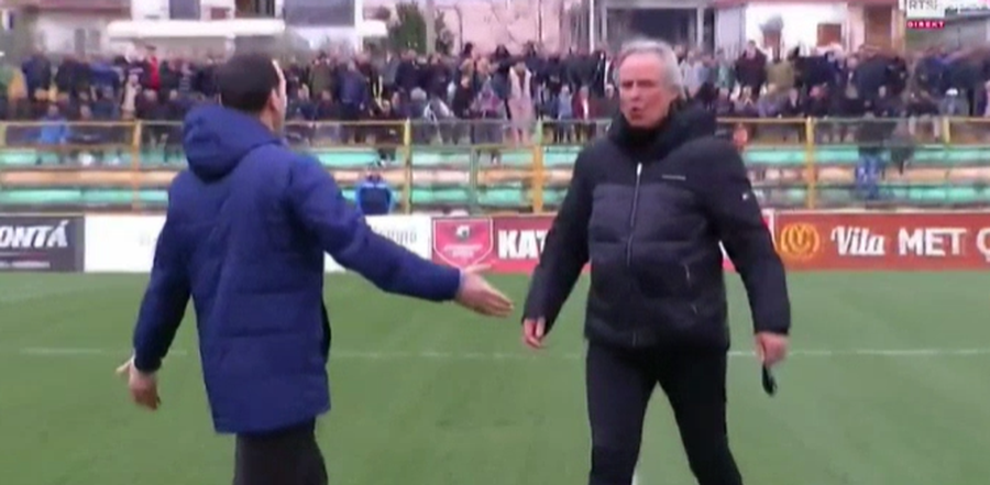 VIDEO/ E &ccedil;uditshme n&euml; Kategorin&euml; e Par&euml;! Trajneri futet