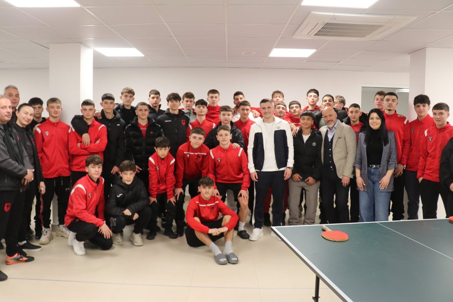 Dikur shkruanin historin&euml; me Komb&euml;taren, Taulant Xhaka dhe Gjasula