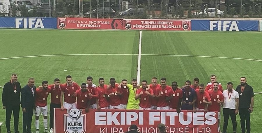 E PAPRECEDENT&Euml;/ Dhun&euml; e ushtruar nga trajneri ndaj lojtar&euml;ve