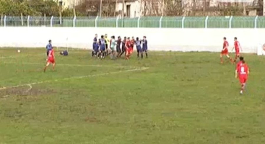 VIDEO/ P&euml;rleshje masive mes lojtar&euml;ve dhe grushta n&euml;