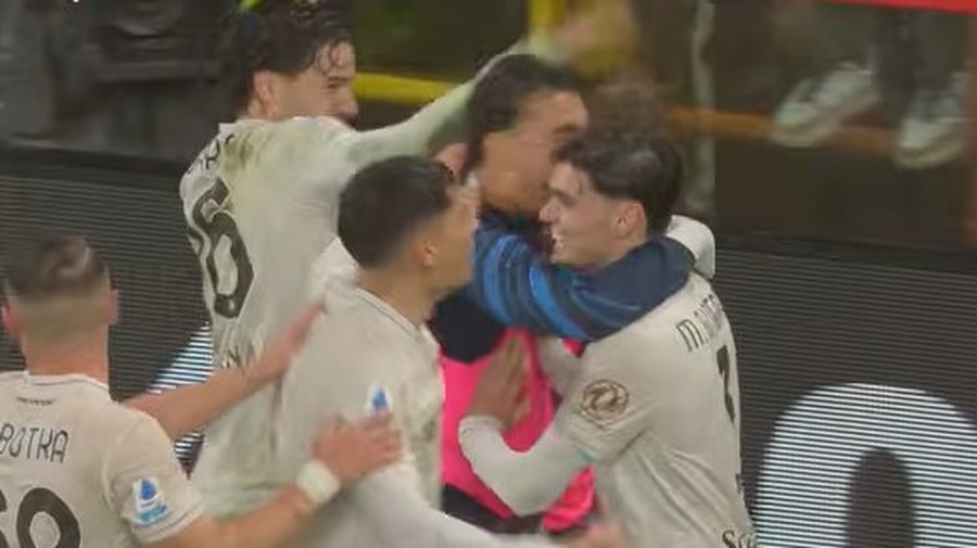 VIDEO/ P&euml;rmbysje e &ldquo;&ccedil;mendur&rdquo; me karton t&euml; kuq,