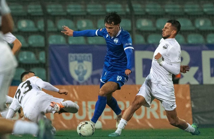 Presin Egnatian n&euml; &ldquo;Niko Dovana&rdquo;, Teuta thirrje tifoz&euml;ve