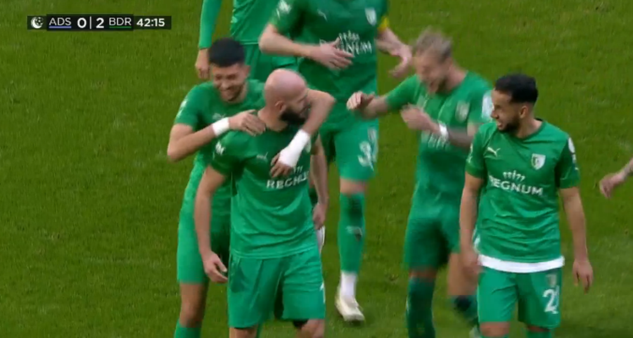 VIDEO/ Nj&euml; gol me k&euml;mb&euml; dhe tjetrin me kok&euml;, futbollisti i