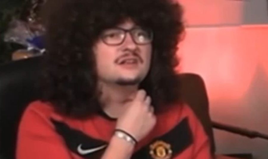 VIDEO/ Manchesteri i b&euml;ri &ldquo;golin&rdquo; tifozit duke e l&euml;n&euml;