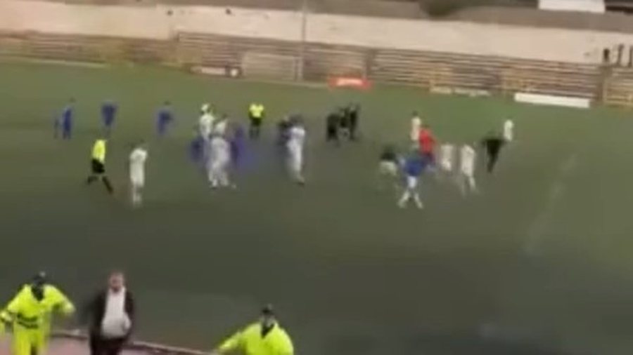 VIDEO/ Grushta, shkelma dhe &ldquo;lum&euml;&rdquo; karton&euml;sh! Arbitri