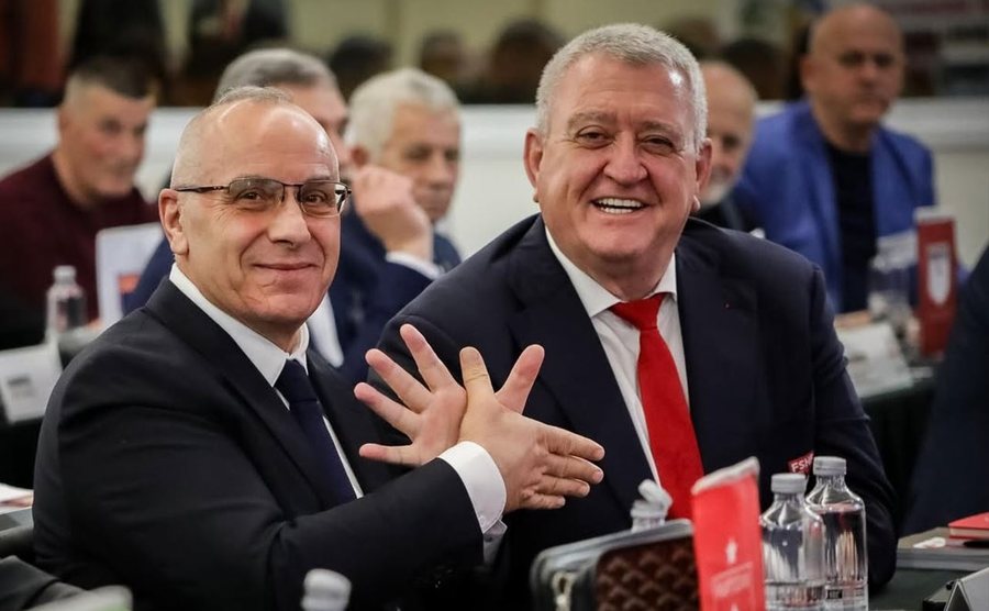 Foto krah Agim Ademit dhe me simbolin e shqiponj&euml;s, Armand Duka uron 17