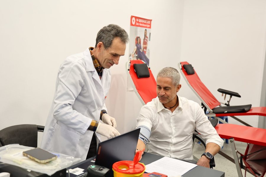 Stafi administrativ i FSHF-s&euml; dhuron gjak p&euml;r f&euml;mij&euml;t