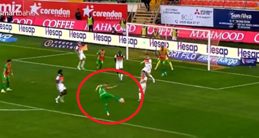 VIDEO/ &ldquo;Predh&euml;&rdquo; me t&euml; djatht&euml;n, futbollisti shqiptar