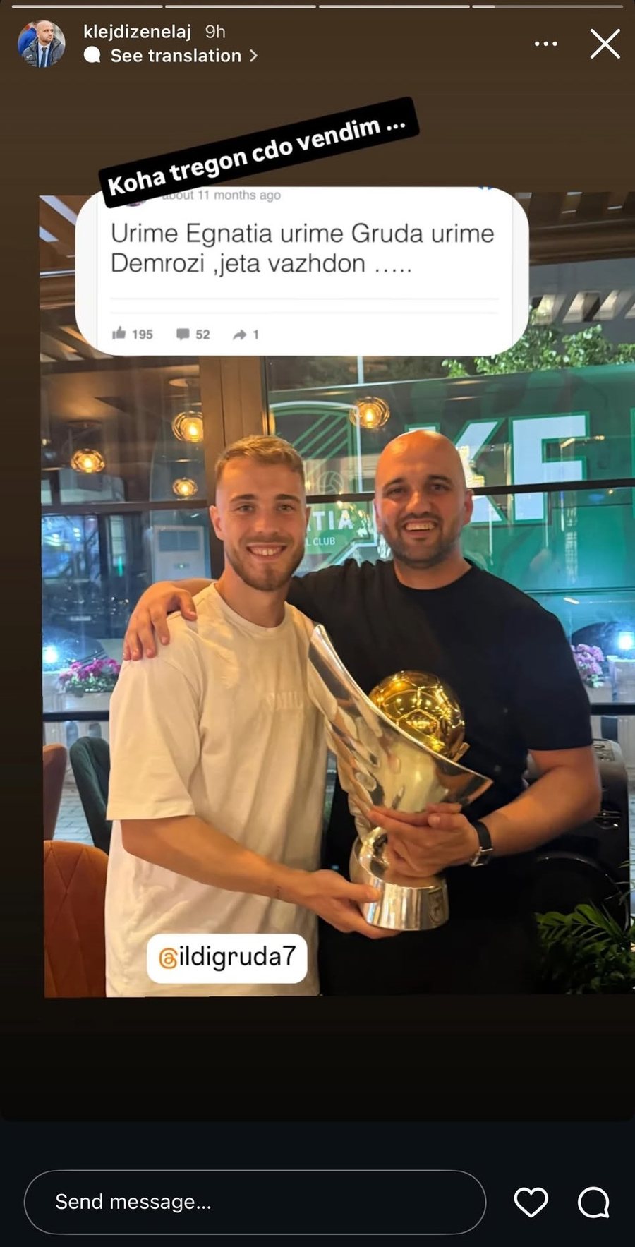 P&euml;rkrah Ildi Grud&euml;s me trofeun e kampionit, drejtori sportiv i