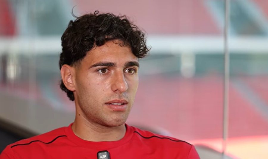 Debuton p&euml;r her&euml; t&euml; par&euml; me Komb&euml;taren, Luis Hasa flet