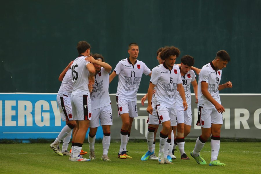 Spektak&euml;l mes 4 golave, Komb&euml;tarja U17 &ldquo;ngec&rdquo; n&euml;