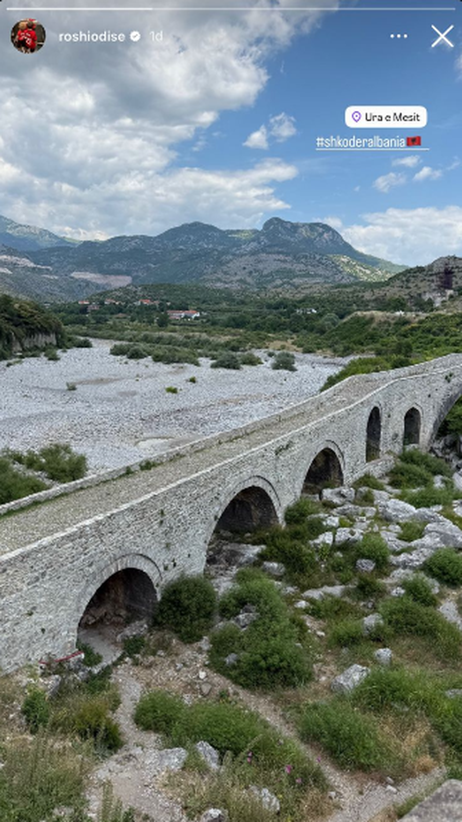 FOTOLAJM/ Lojtar i lirë në fund të qershorit, Odise Roshi shfaqet
