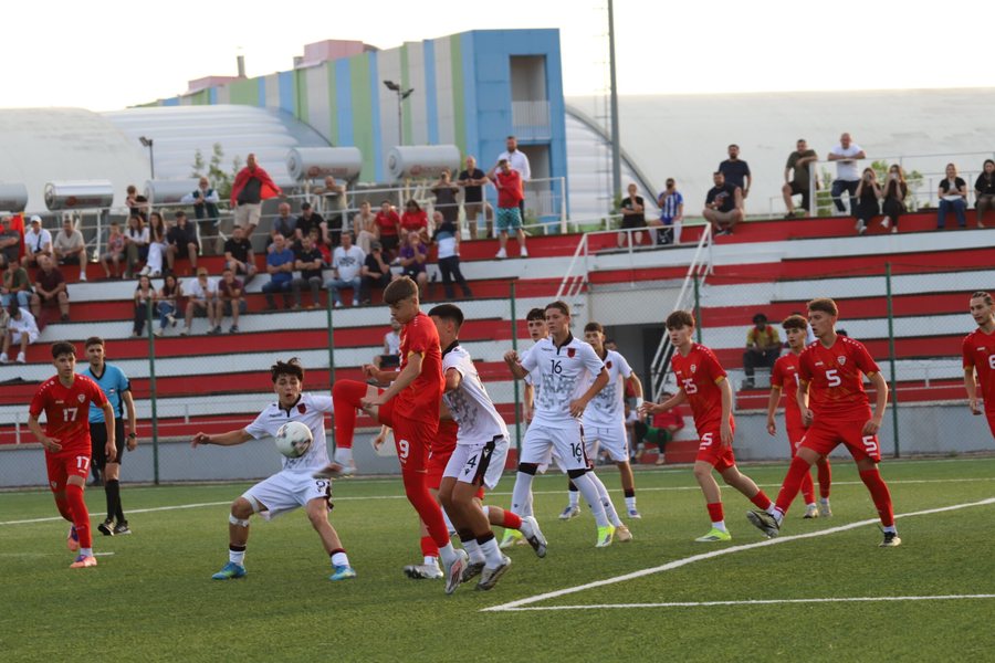 Shqip&euml;ria U15 shk&euml;lqen, kuqezinjt&euml; luajn&euml; "poker"
