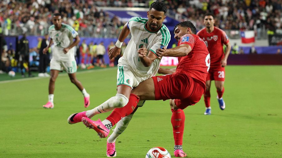 VIDEO/ Mahrez &ldquo;me shok&euml;&rdquo; i shp&euml;tojn&euml; tri pik&euml;t