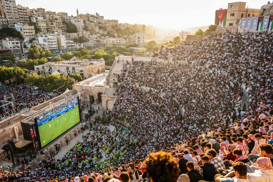 Pasioni q&euml; nuk njeh koh&euml;, tifoz&euml;t e Jordanis&euml; pushtojn&euml;