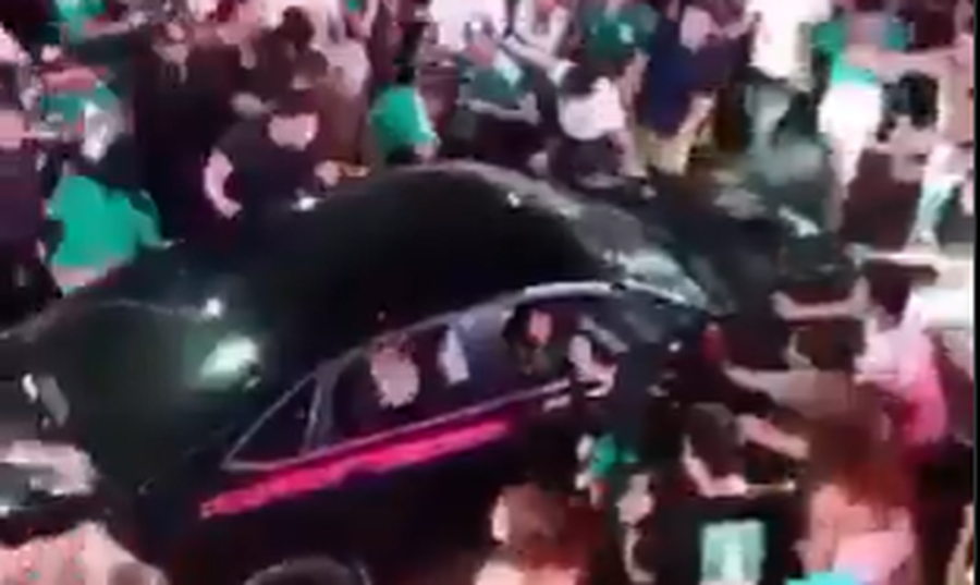 VIDEO/ Panik gjat&euml; festimeve n&euml; Meksik&euml;! Automjeti p&euml;rplas