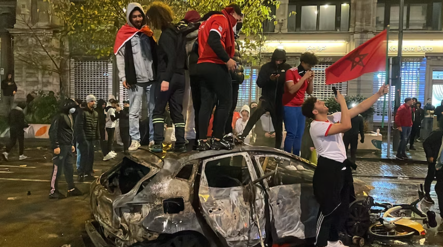 VIDEO/ P&euml;rplasje n&euml; Hag&euml; pas eliminimit t&euml; Holand&euml;s nga