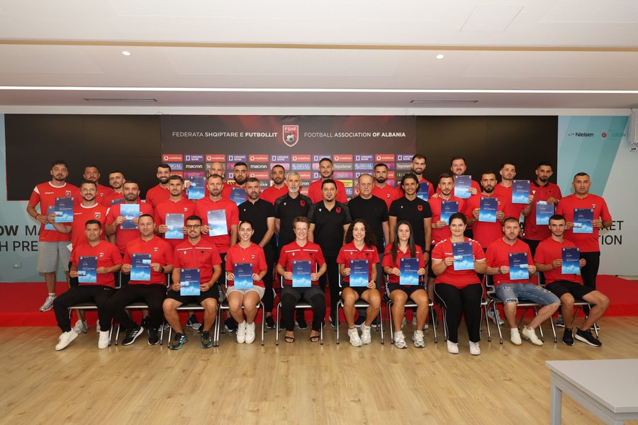 Mbyllet me sukses kursi p&euml;r trajner&euml;t e licenc&euml;s UEFA B,