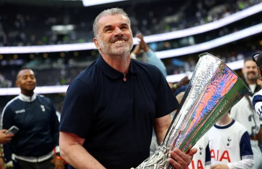 ZYRTARE/ &ldquo;Welcome Gaffer!&rdquo; Surprizon ekipi i Cristiano Ronaldos,