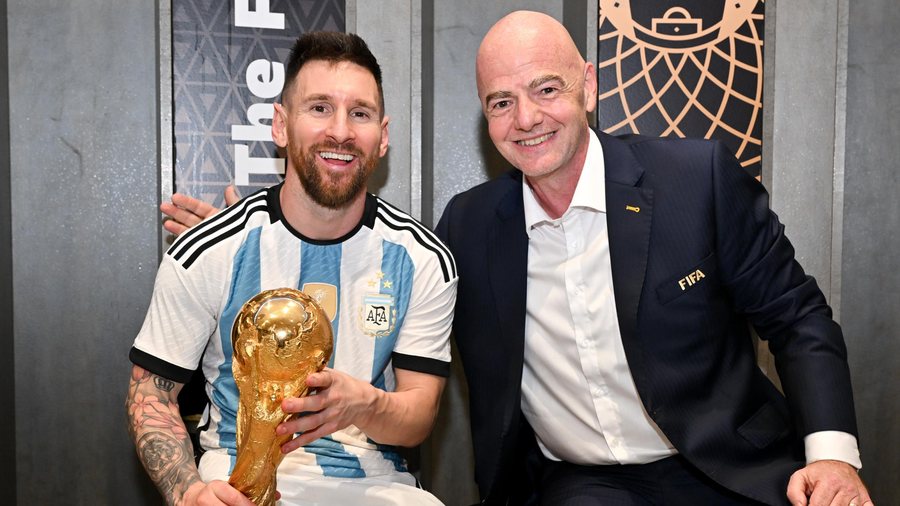 VIDEO/ Presidentit t&euml; FIFA-s i &ldquo;shp&euml;ton goja&rdquo;, Gianni