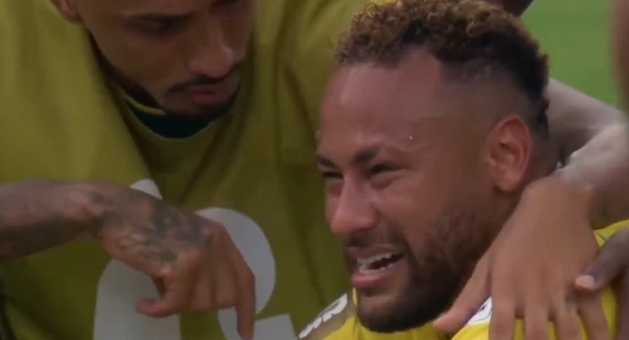 VIDEO/ Duke qar&euml; me d&euml;nes&euml; dhe lutjet drejt Zotit, Neymar e mbyll