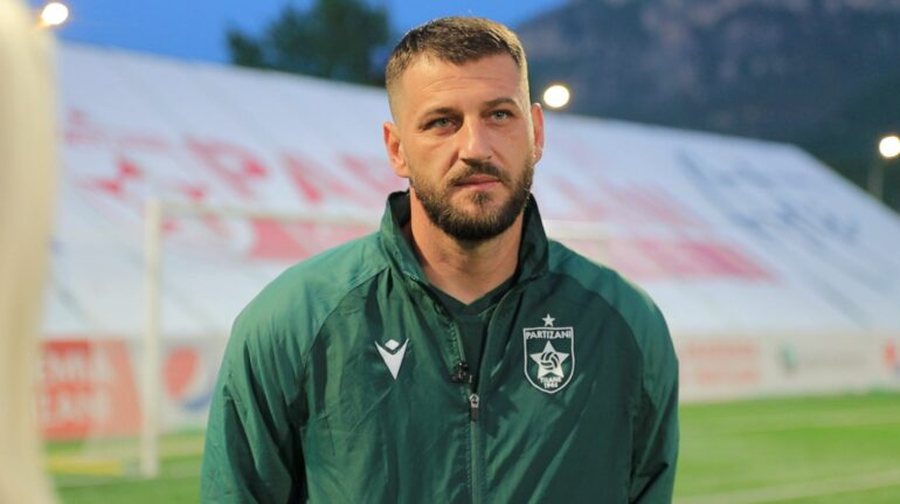 FOTOLAJM/ Ndryshim drastik te Partizani, Alban Hoxha l&euml; fush&euml;n