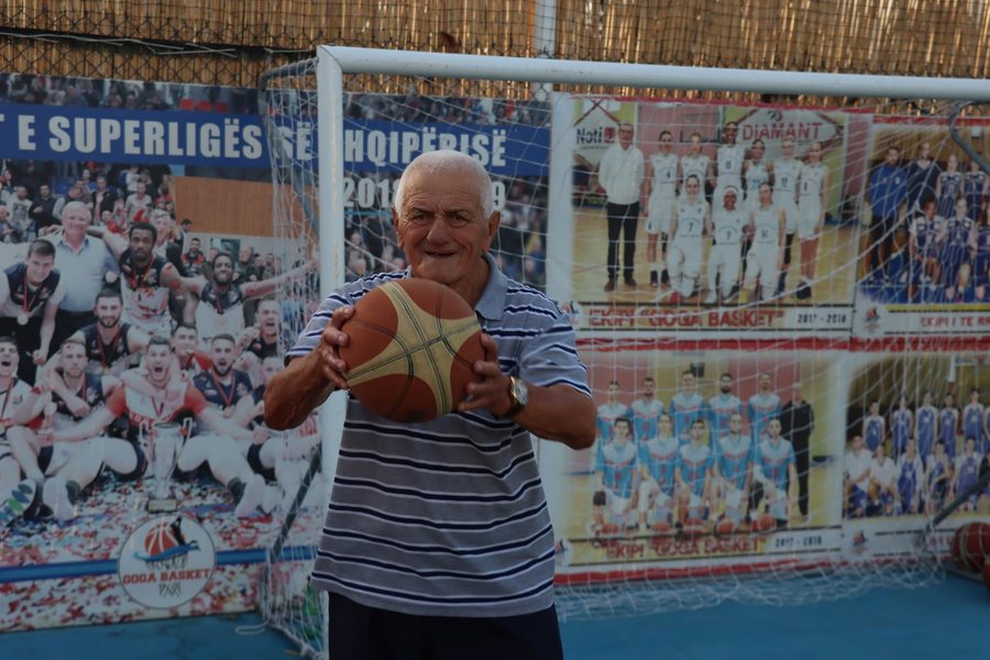 Ia dedikoi jet&euml;n dhe koh&euml;n brezave t&euml; rinj, ish-basketbollisti i
