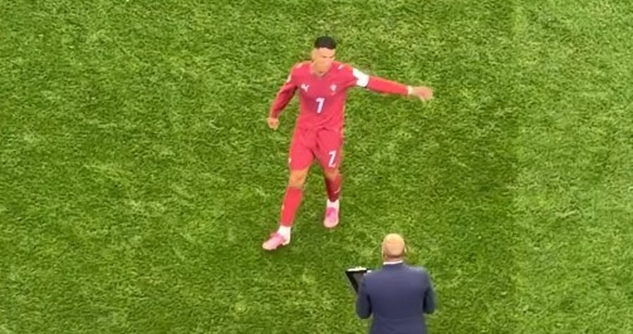 VIDEO/ Pamje virale, momenti kur Cristiano Ronaldo TURP&Euml;ROI publikisht