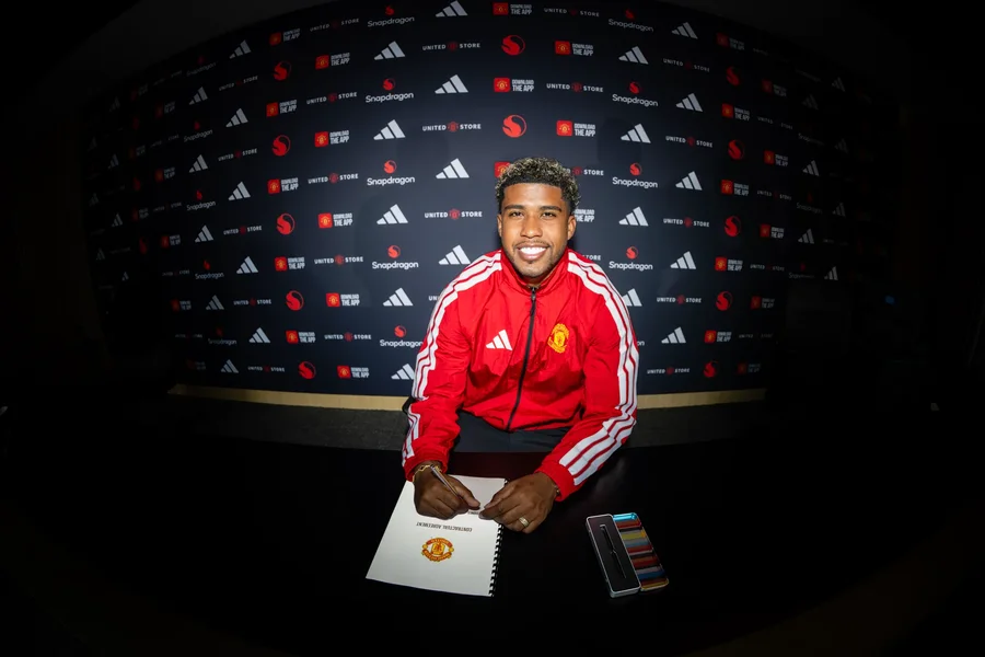 ZYRTARE/ Blerje miliona euroshe, Manchester United prezanton mesfushorin q&euml;
