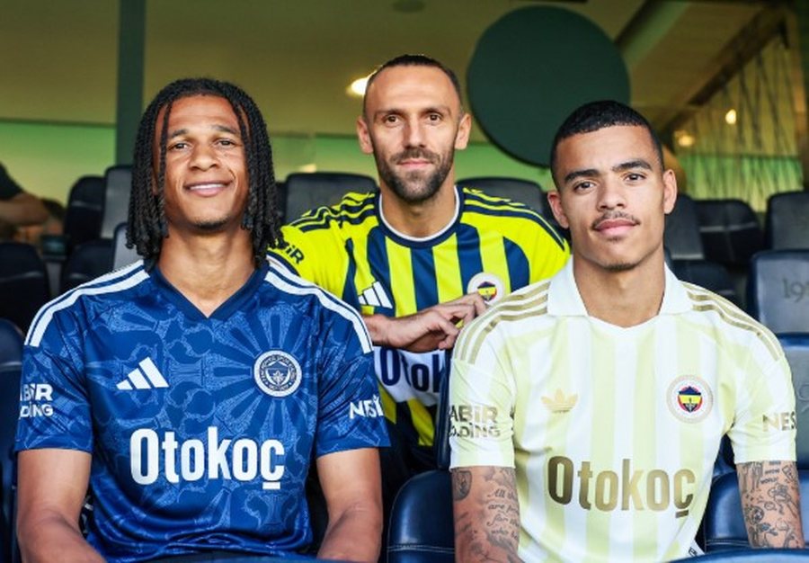 FOTO/ Klubi i Superlig&euml;s prezanton fanellat e reja, bomberi shqiptar u merr