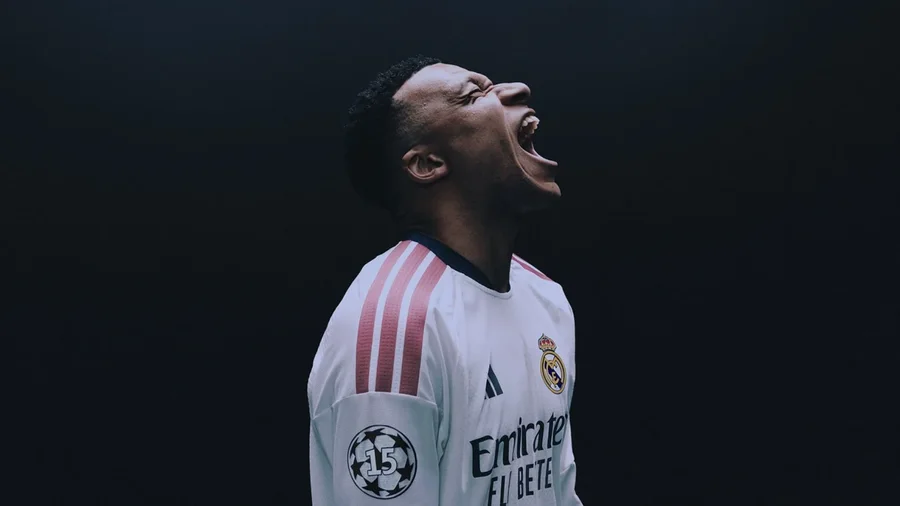Protagonist dhe jasht&euml; fushe, Kylian Mbappe udh&euml;heq kopertin&euml;n e