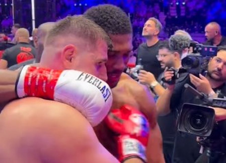 VIDEO/ Anthony Joshua profesionist i v&euml;rtet&euml;, pasi e hodhi