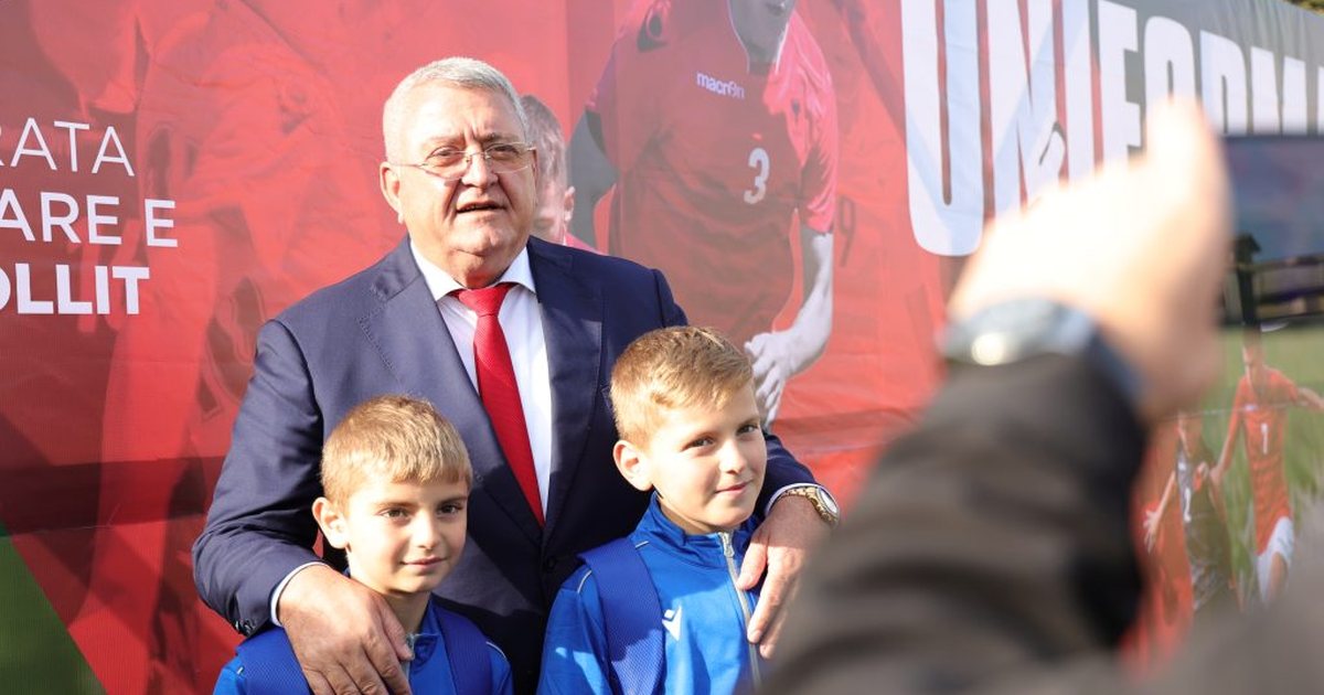 Trajnerët falenderues ndaj Armand Dukës dhe projektit  Uniforma Ime   Dikur familjarët i blinin vetë  sot iu çojnë më shumë ushqim fëmijëve