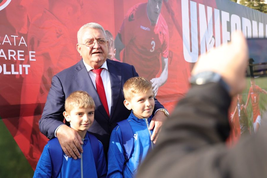 Trajnerët falenderues ndaj Armand Dukës dhe projektit “Uniforma