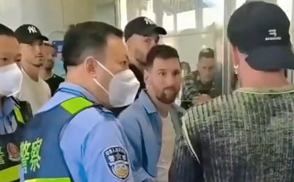 VIDEO virale, policia kineze ndalon Messin në aeroport